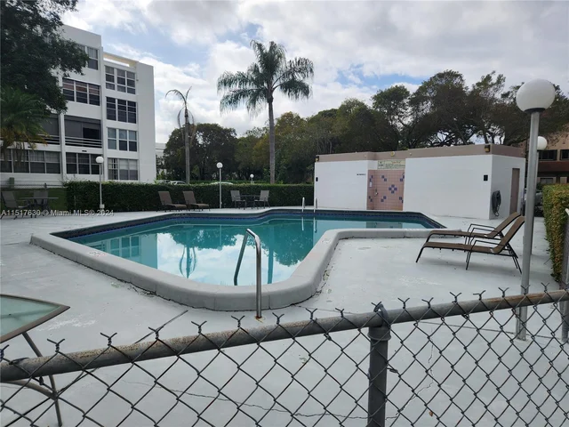 6921 Cypress Rd # D18, Plantation FL 33317