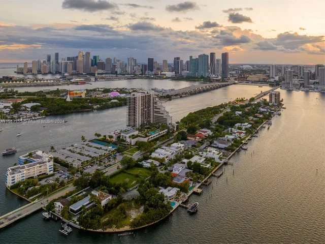 1098 N Venetian Dr, Miami FL 33139