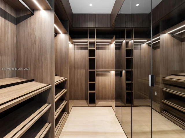 1098 N Venetian Dr, Miami FL 33139