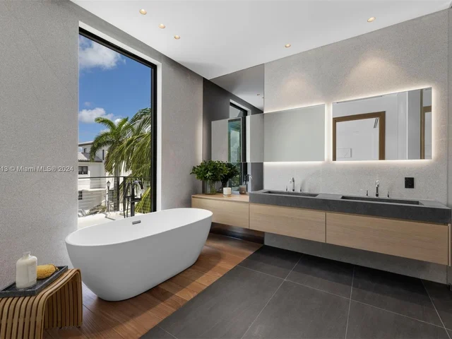 1098 N Venetian Dr, Miami FL 33139