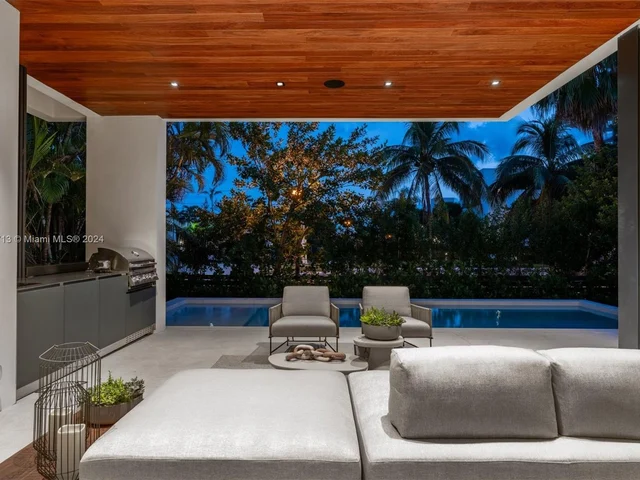 1098 N Venetian Dr, Miami FL 33139