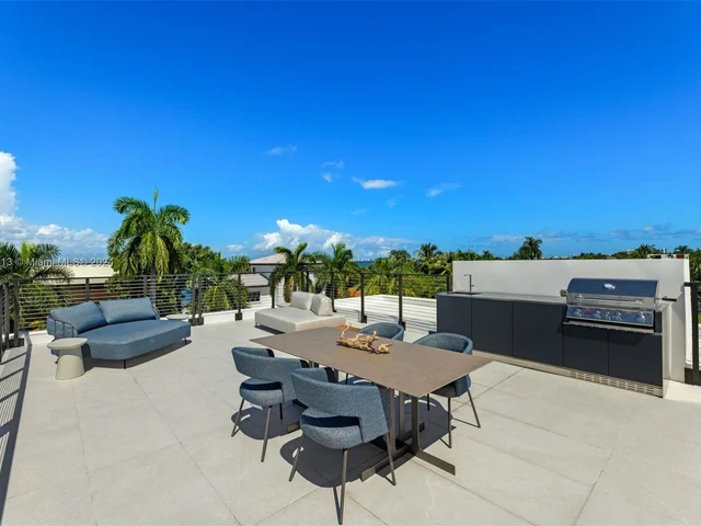 1098 N Venetian Dr, Miami FL 33139