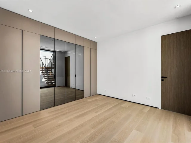 1098 N Venetian Dr, Miami FL 33139