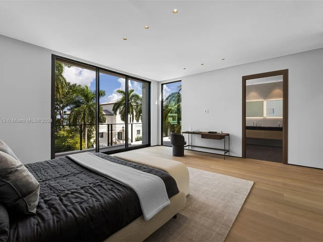 1098 N Venetian Dr, Miami FL 33139