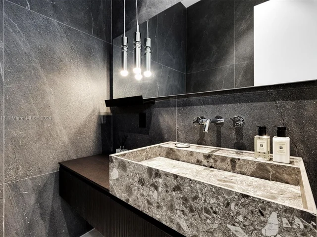 1098 N Venetian Dr, Miami FL 33139