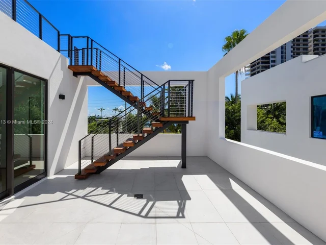 1098 N Venetian Dr, Miami FL 33139