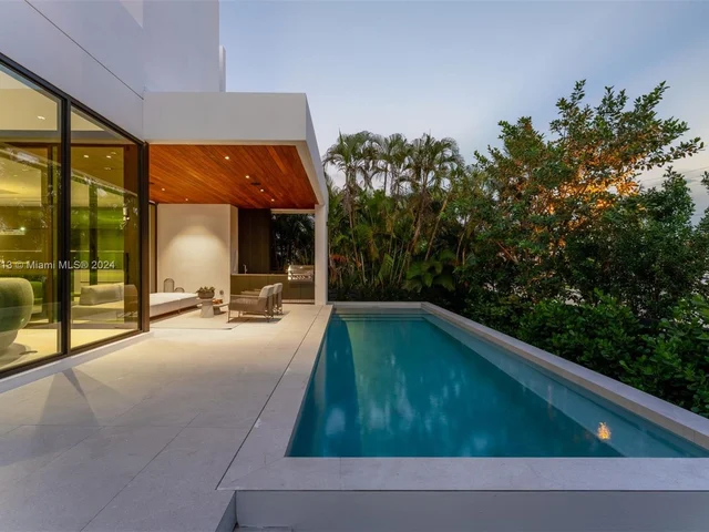 1098 N Venetian Dr, Miami FL 33139