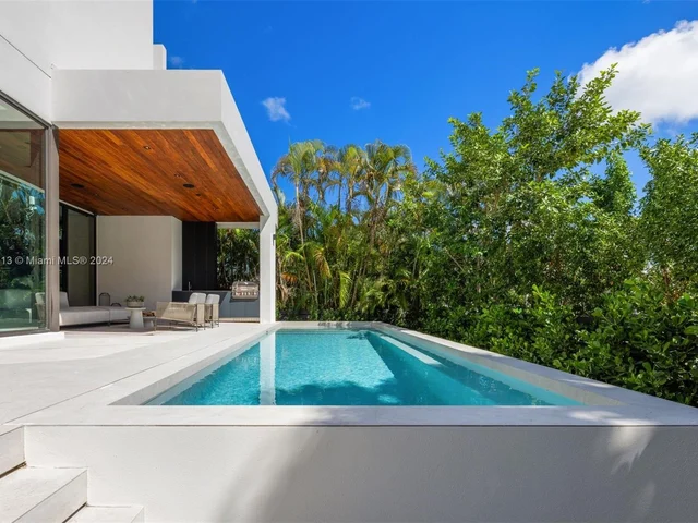 1098 N Venetian Dr, Miami FL 33139