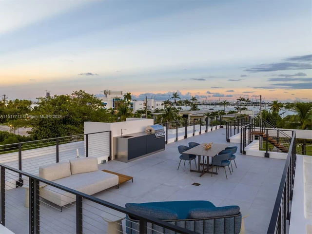 1098 N Venetian Dr, Miami FL 33139