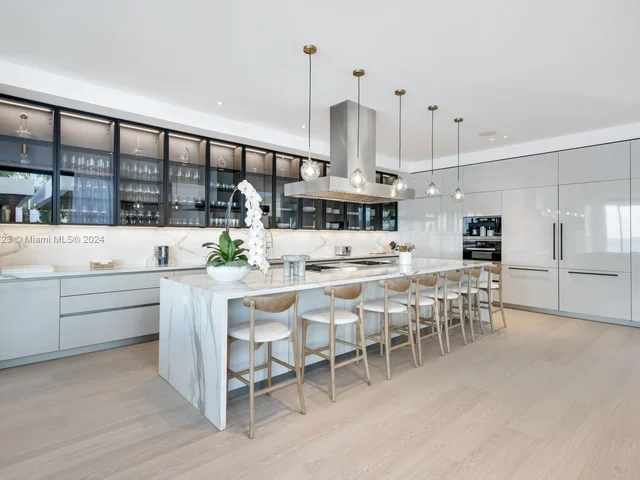 1061 N Venetian Dr, Miami FL 33139