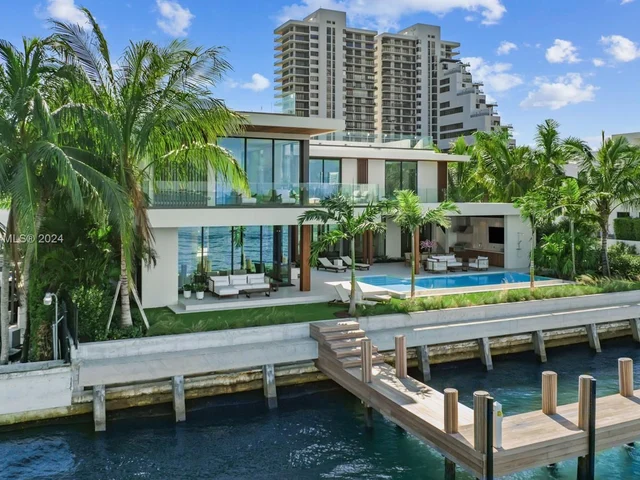 1061 N Venetian Dr, Miami FL 33139