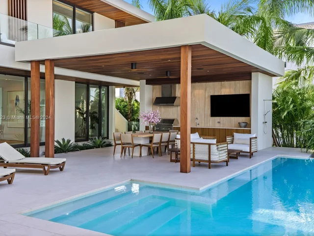 1061 N Venetian Dr, Miami FL 33139