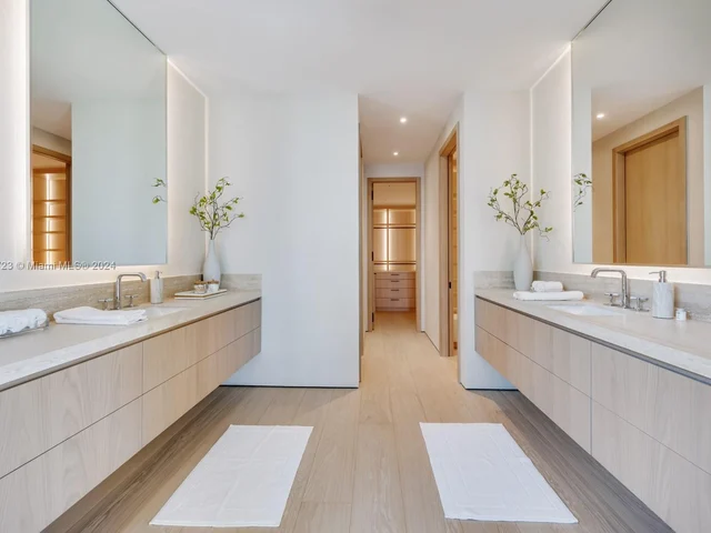 1061 N Venetian Dr, Miami FL 33139