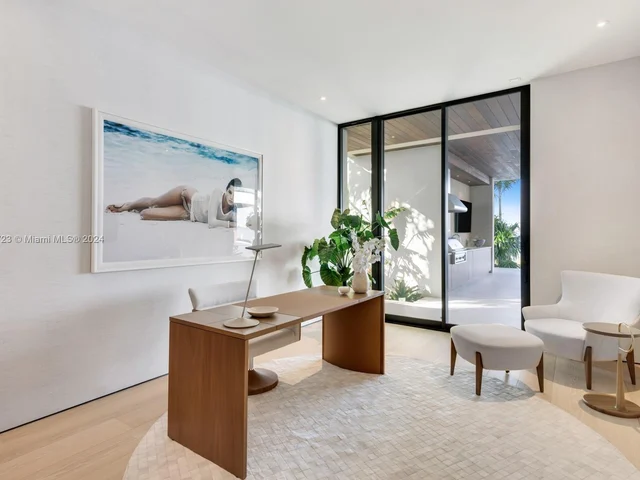 1061 N Venetian Dr, Miami FL 33139