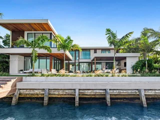 1061 N Venetian Dr, Miami FL 33139