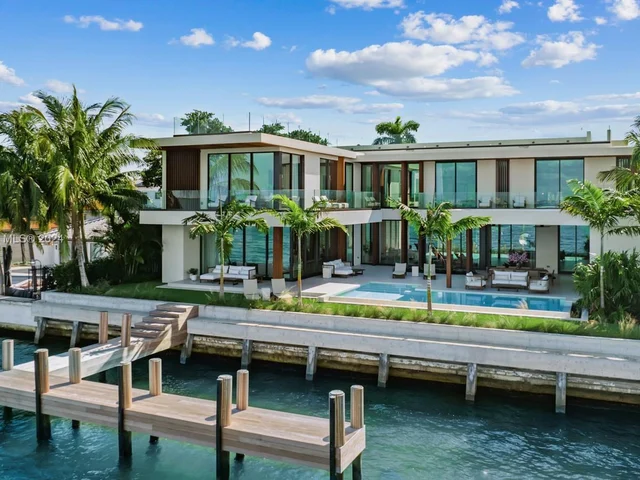 1061 N Venetian Dr, Miami FL 33139