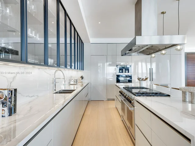 1061 N Venetian Dr, Miami FL 33139