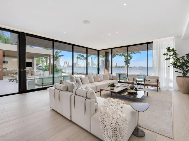 1061 N Venetian Dr, Miami FL 33139