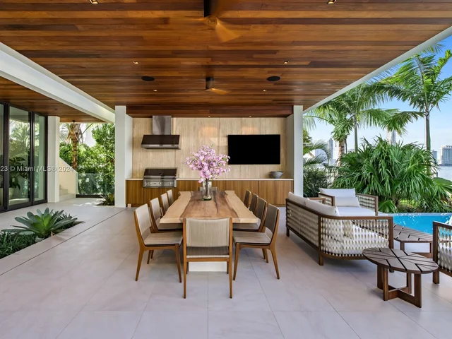 1061 N Venetian Dr, Miami FL 33139