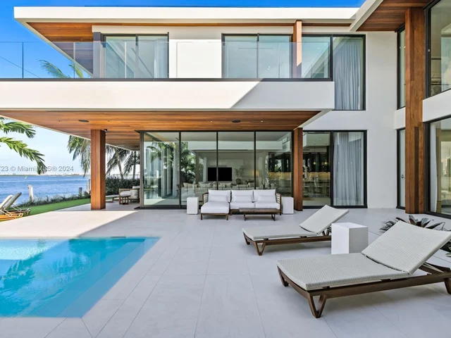 1061 N Venetian Dr, Miami FL 33139