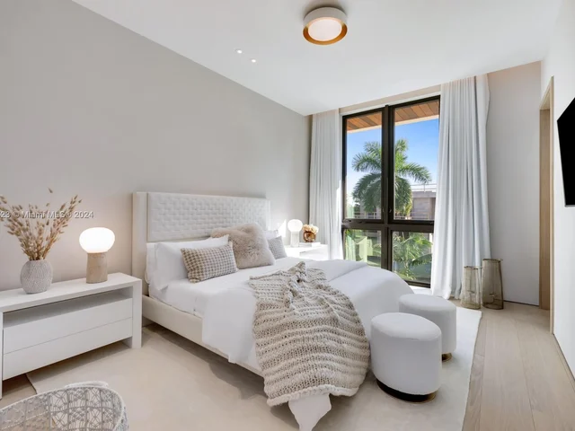 1061 N Venetian Dr, Miami FL 33139