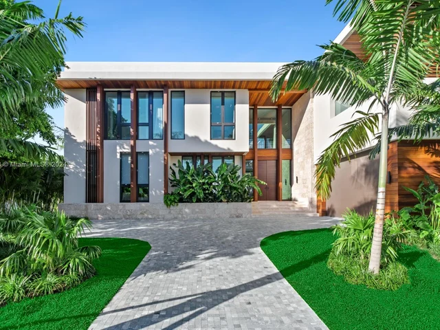 1061 N Venetian Dr, Miami FL 33139