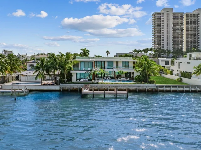 1061 N Venetian Dr, Miami FL 33139