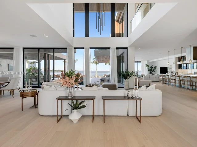 1061 N Venetian Dr, Miami FL 33139