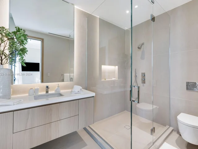 1061 N Venetian Dr, Miami FL 33139