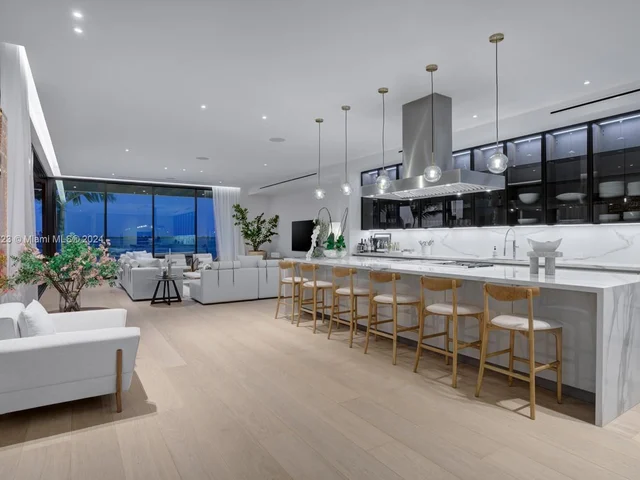 1061 N Venetian Dr, Miami FL 33139