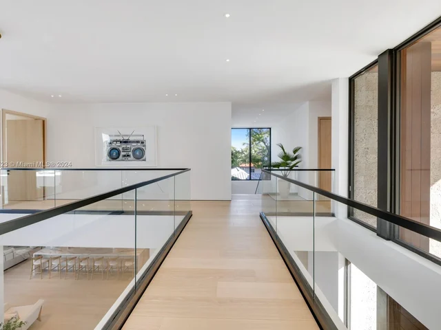 1061 N Venetian Dr, Miami FL 33139