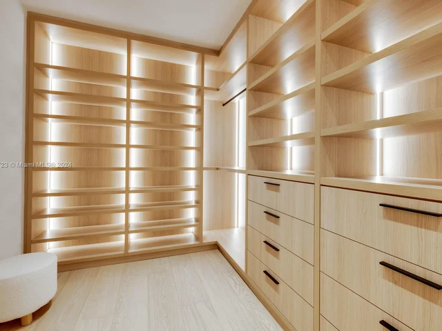 1061 N Venetian Dr, Miami FL 33139