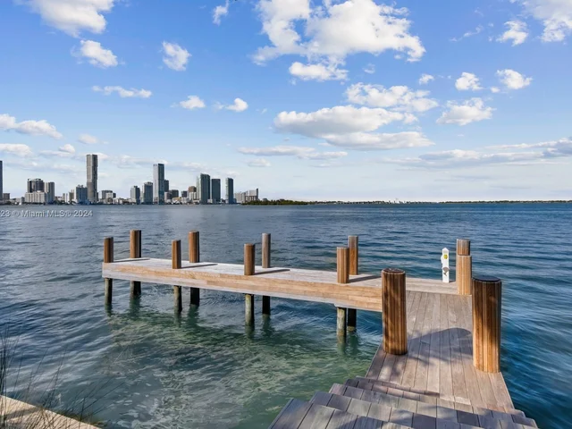 1061 N Venetian Dr, Miami FL 33139