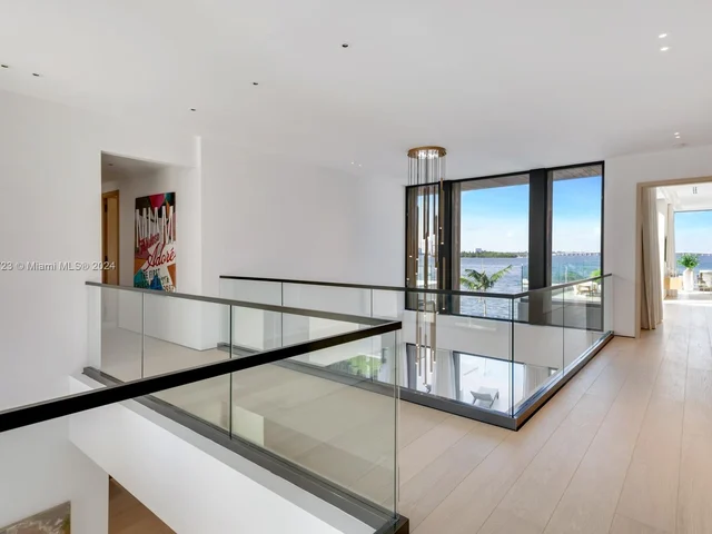 1061 N Venetian Dr, Miami FL 33139