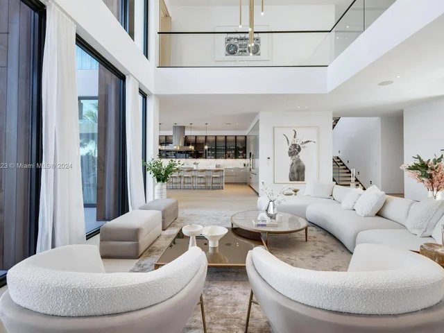 1061 N Venetian Dr, Miami FL 33139