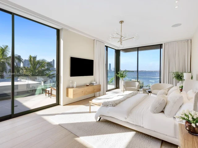 1061 N Venetian Dr, Miami FL 33139