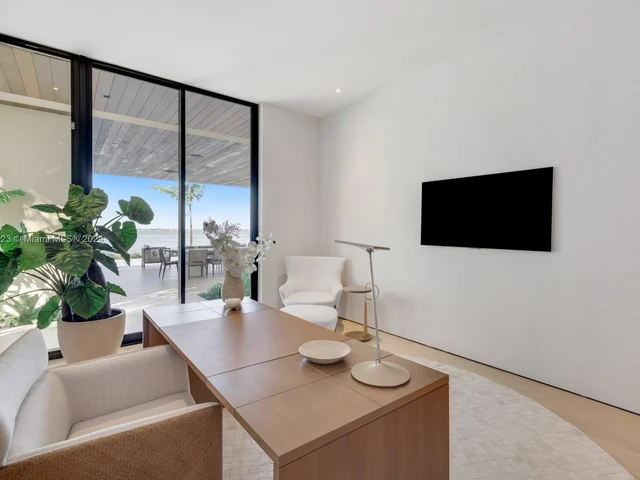 1061 N Venetian Dr, Miami FL 33139