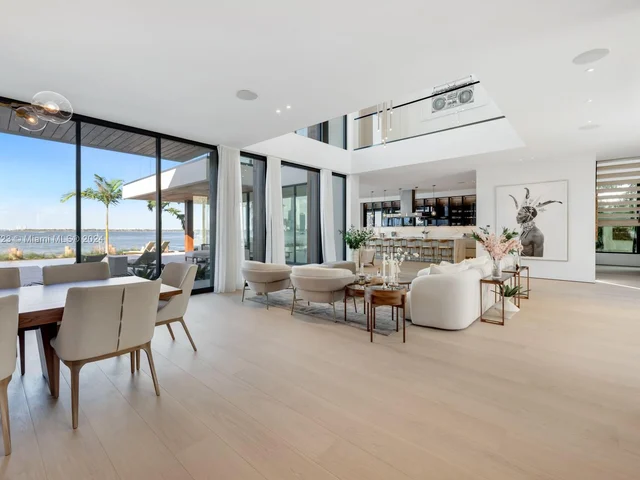 1061 N Venetian Dr, Miami FL 33139