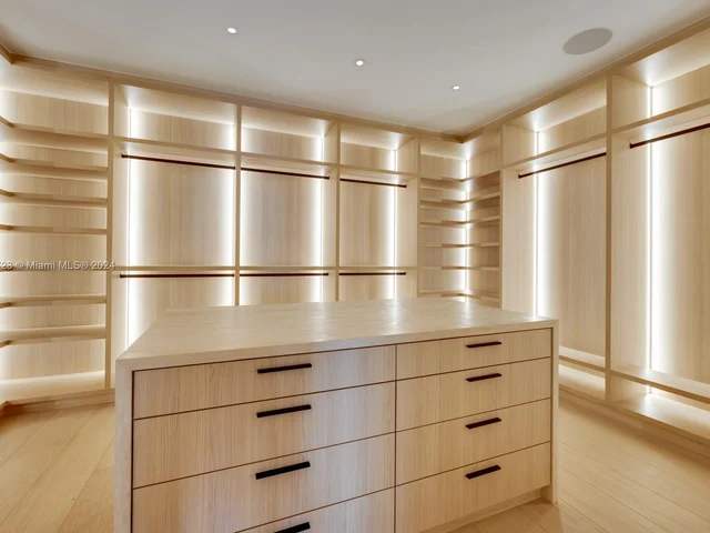 1061 N Venetian Dr, Miami FL 33139