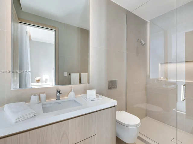 1061 N Venetian Dr, Miami FL 33139