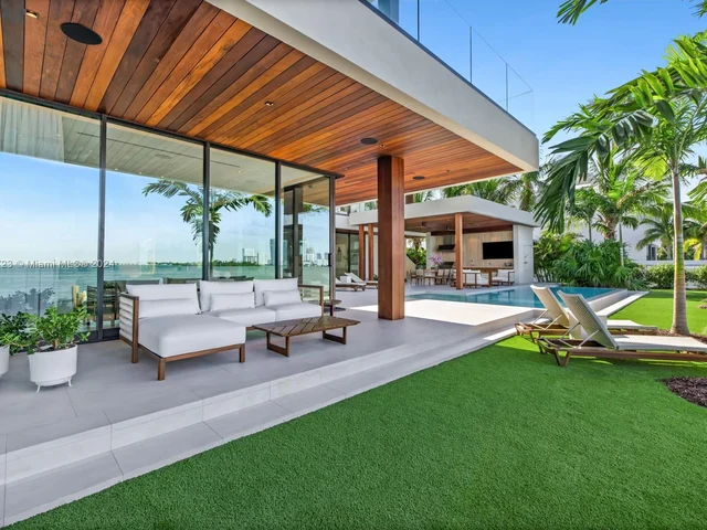 1061 N Venetian Dr, Miami FL 33139