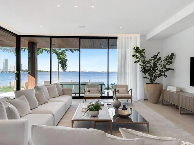 1061 N Venetian Dr, Miami FL 33139