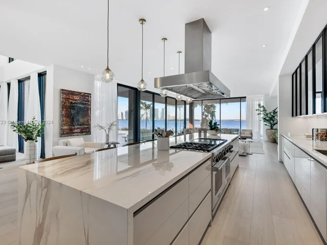 1061 N Venetian Dr, Miami FL 33139