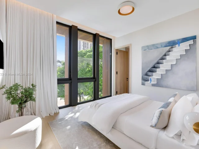 1061 N Venetian Dr, Miami FL 33139