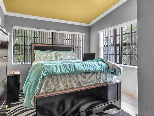 570 NE 172nd St, North Miami Beach FL 33162