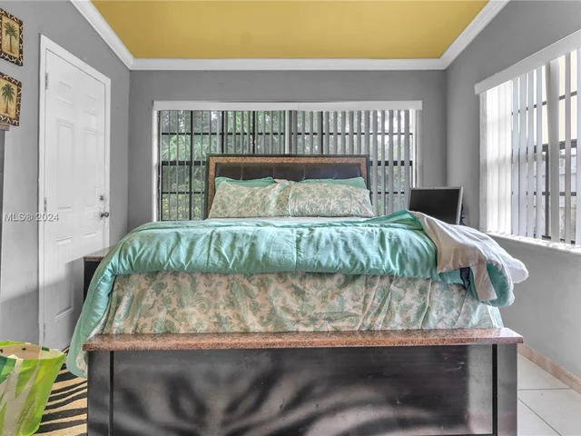 570 NE 172nd St, North Miami Beach FL 33162