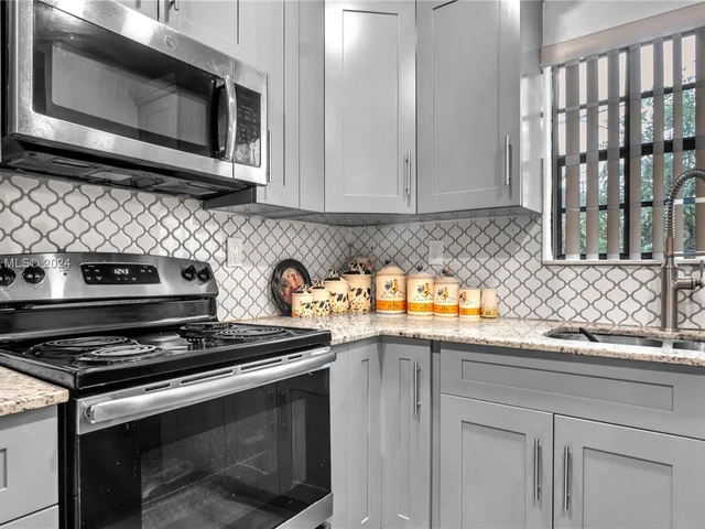 570 NE 172nd St, North Miami Beach FL 33162