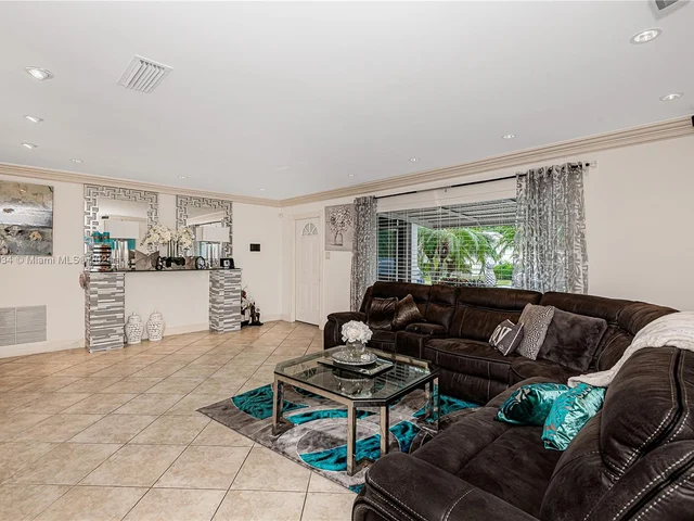 6900 NW 17th Ct, Margate FL 33063