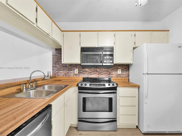 10501 W Broward Blvd # 304, Plantation FL 33324