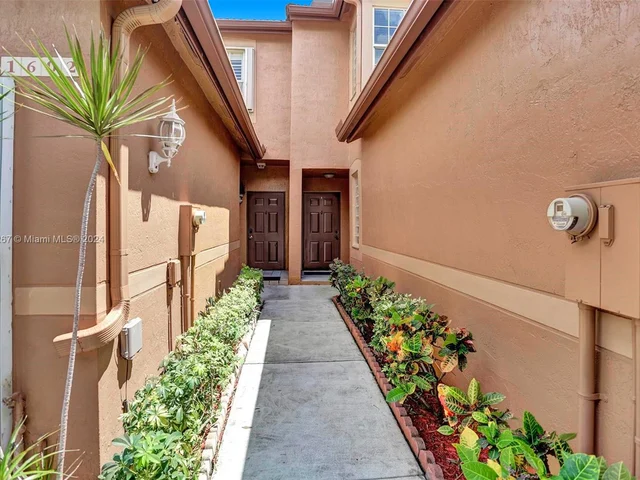 1602 Coronado Rd # 33, Weston FL 33327